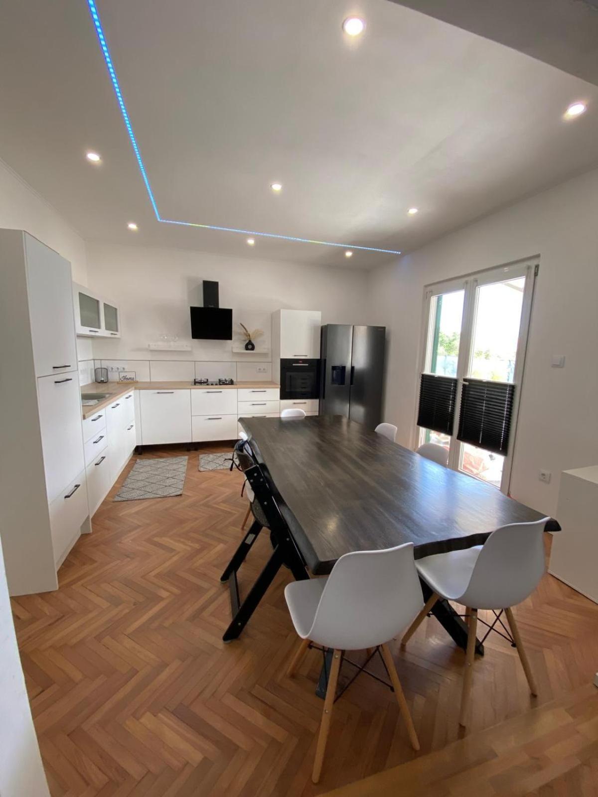Apartment Milena Kastela Mit Whirlpool Kültér fotó